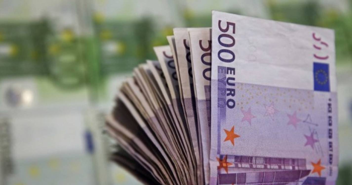 Euro mantém-se abaixo de 1,06 dólares antes da reunião do BCE