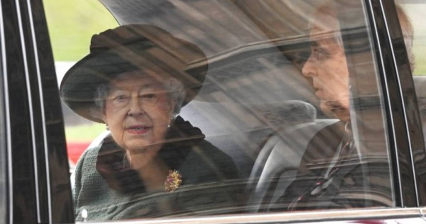 Rainha Isabel II aparece em público para homenagear marido