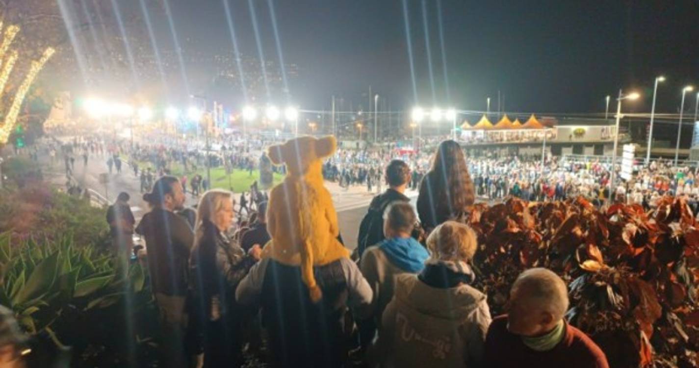 Milhares de pessoas na baixa do Funchal (com fotos)