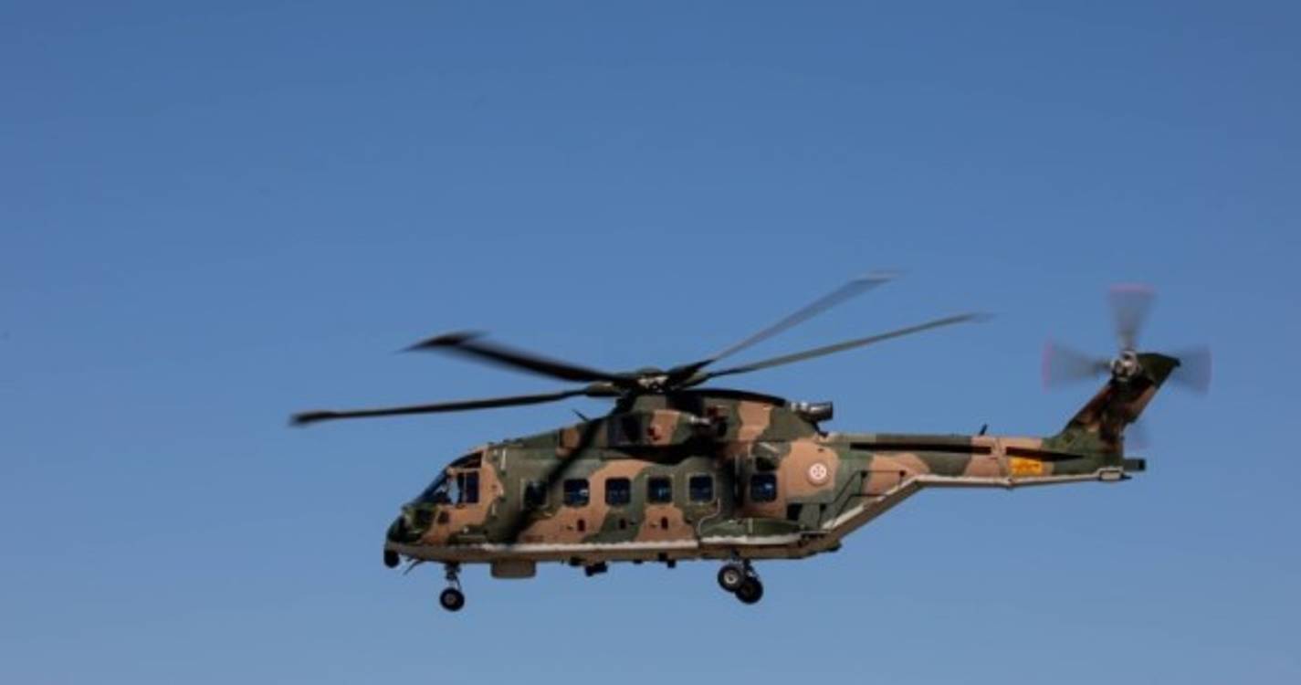 Força Aérea resgata homem de navio