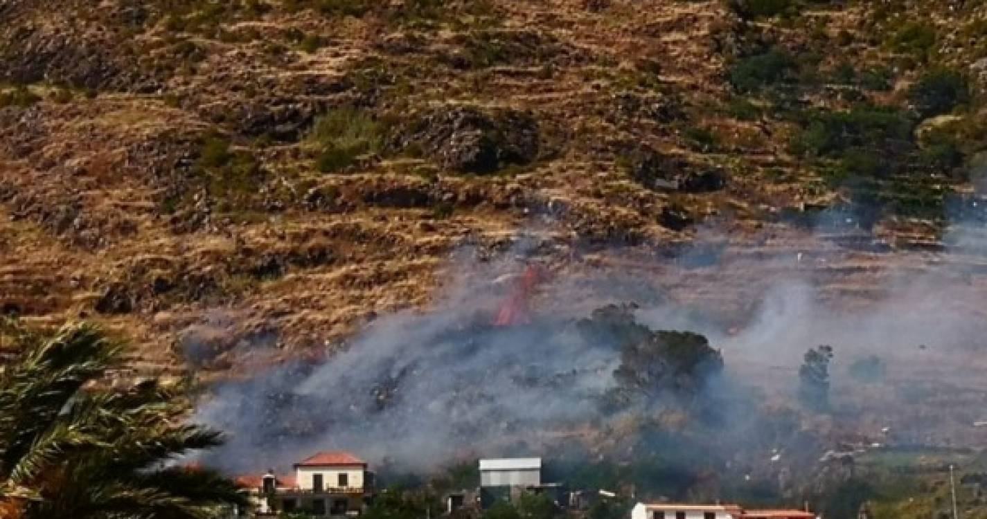 Bombeiros de Machico combatem fogo causado por foguetes