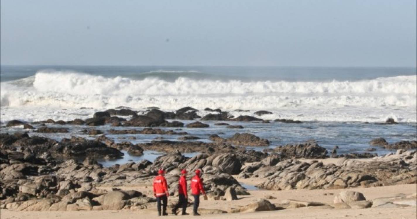 Foi encontrado o corpo da jovem que foi apanhada por onda na praia da Lagoa