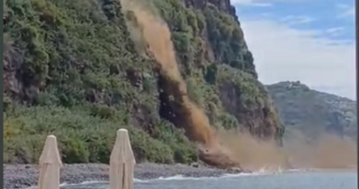 Derrocada no lugar de Baixo assustou banhistas (com vídeo)