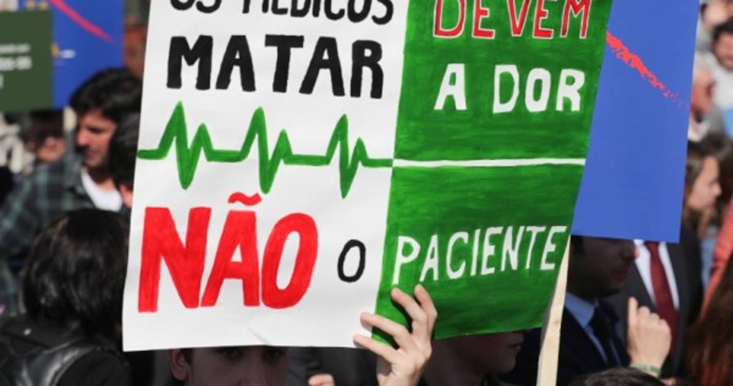 Cerca de meia centena de pessoas em silêncio contra a eutanásia