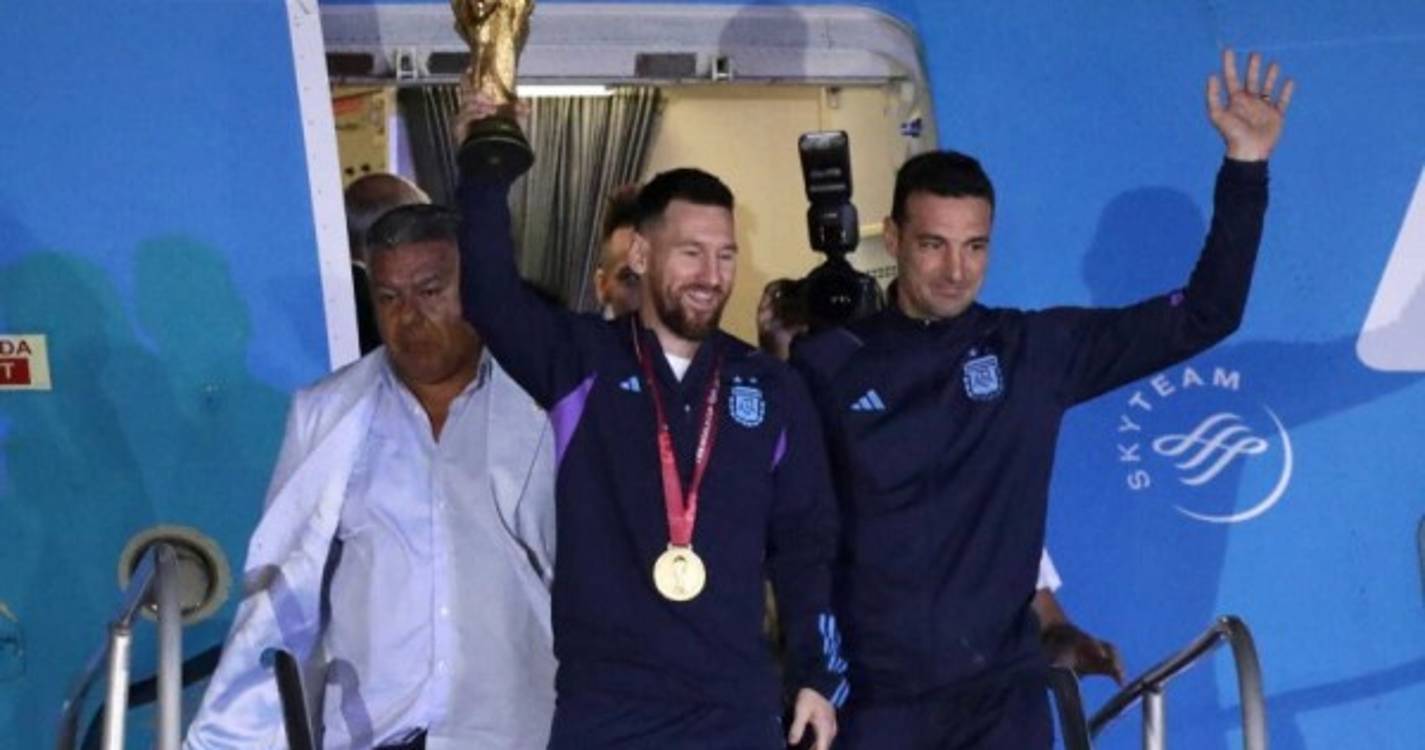 Seleção argentina recebida em casa por multidão de adeptos