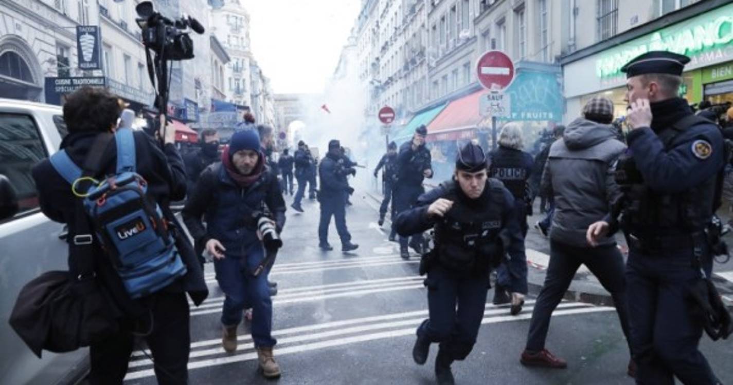 Protestos em Paris após tiroteio com três mortos