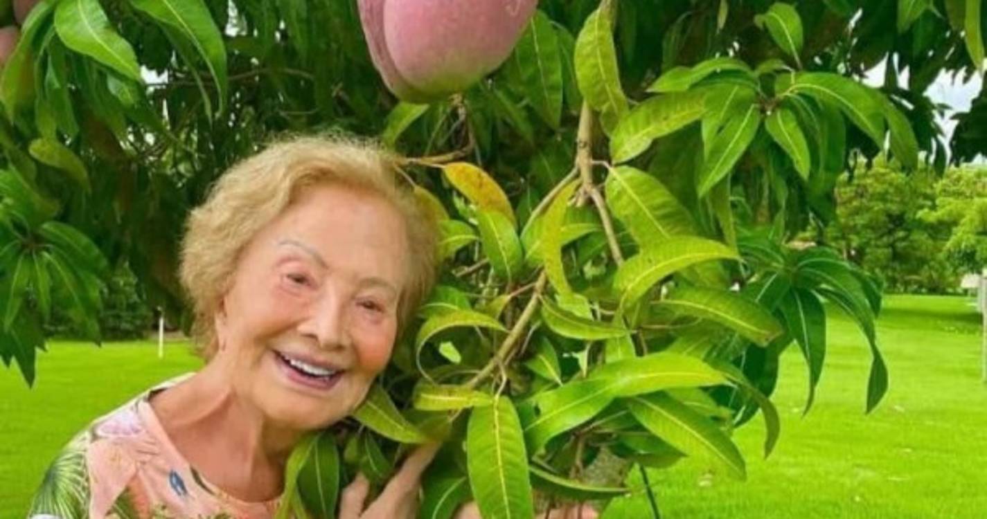 Glória Menezes já sabe da morte do marido e está bastante abalada