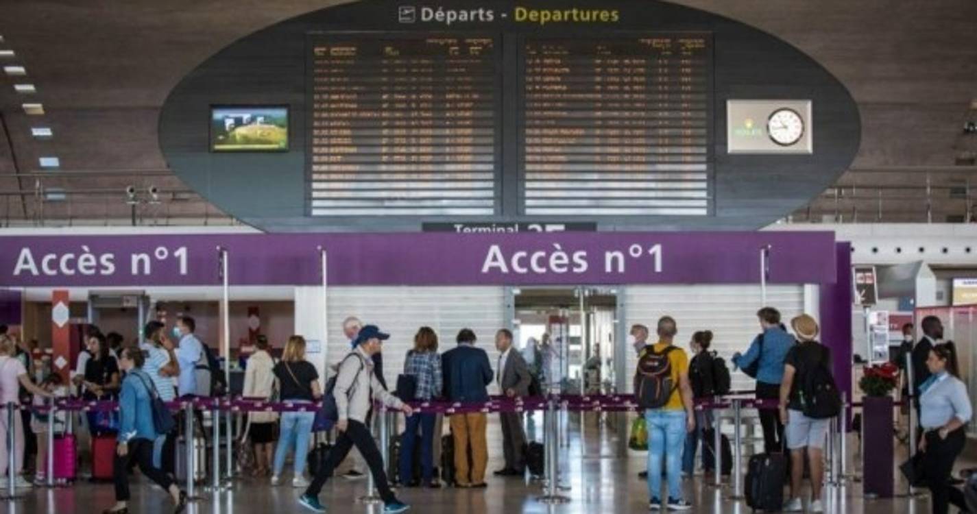Homem abatido a tiro pela polícia em aeroporto de Paris