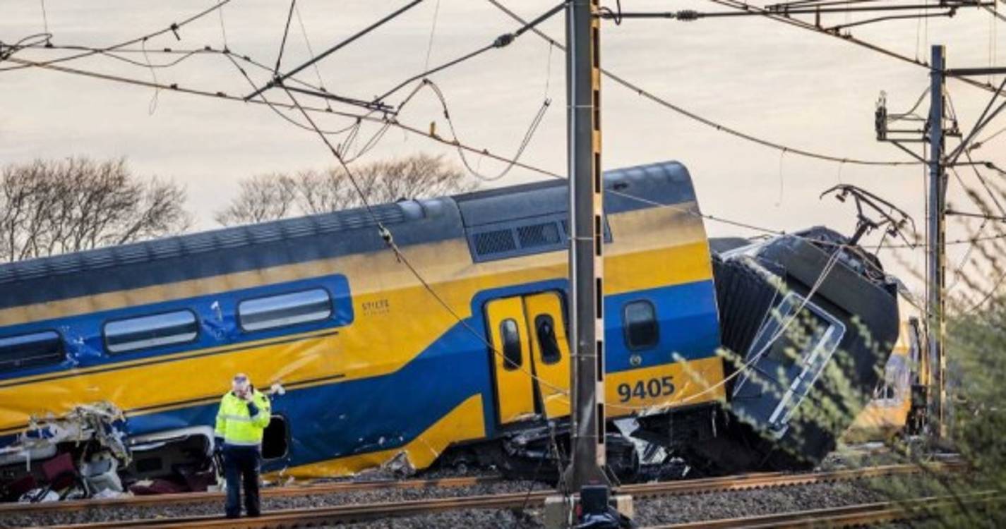Pelo menos um morto e 30 feridos em descarrilamento de comboio nos Países Baixos