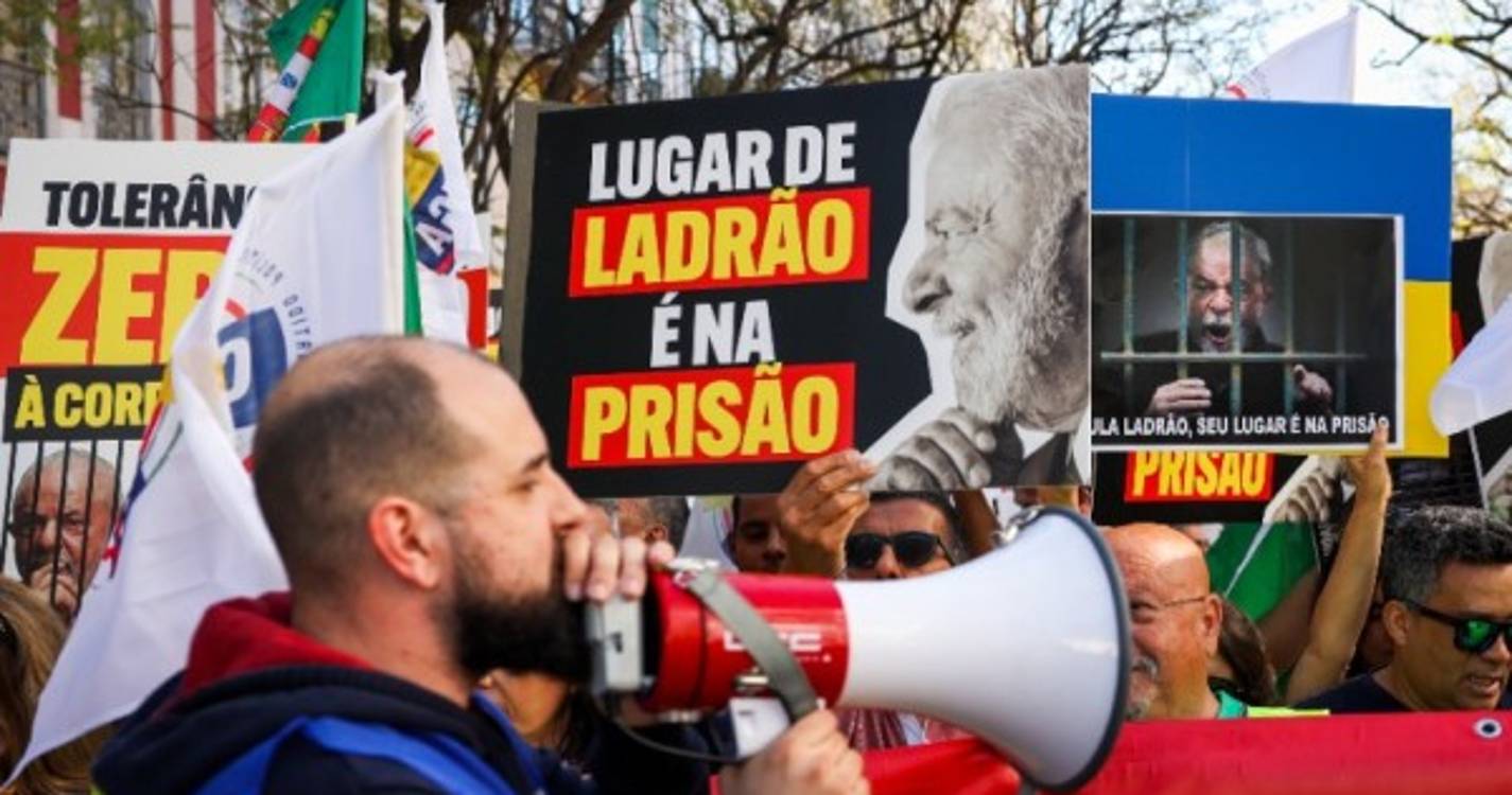 Manifestação do Chega junto ao parlamento português exige "Lula na prisão"