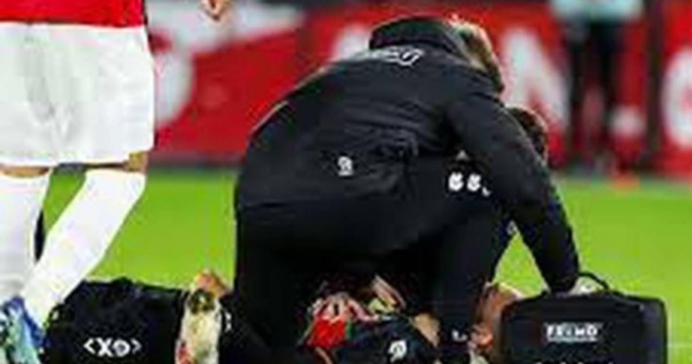 Ex-'leão' Bas Dost caiu inanimado no relvado, mas recuperou consciência