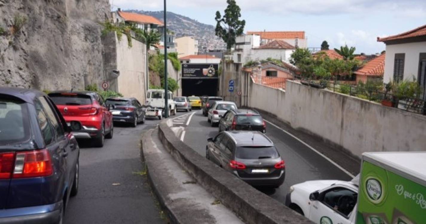 Carro avariado no túnel da cota 40 causa engarrafamento