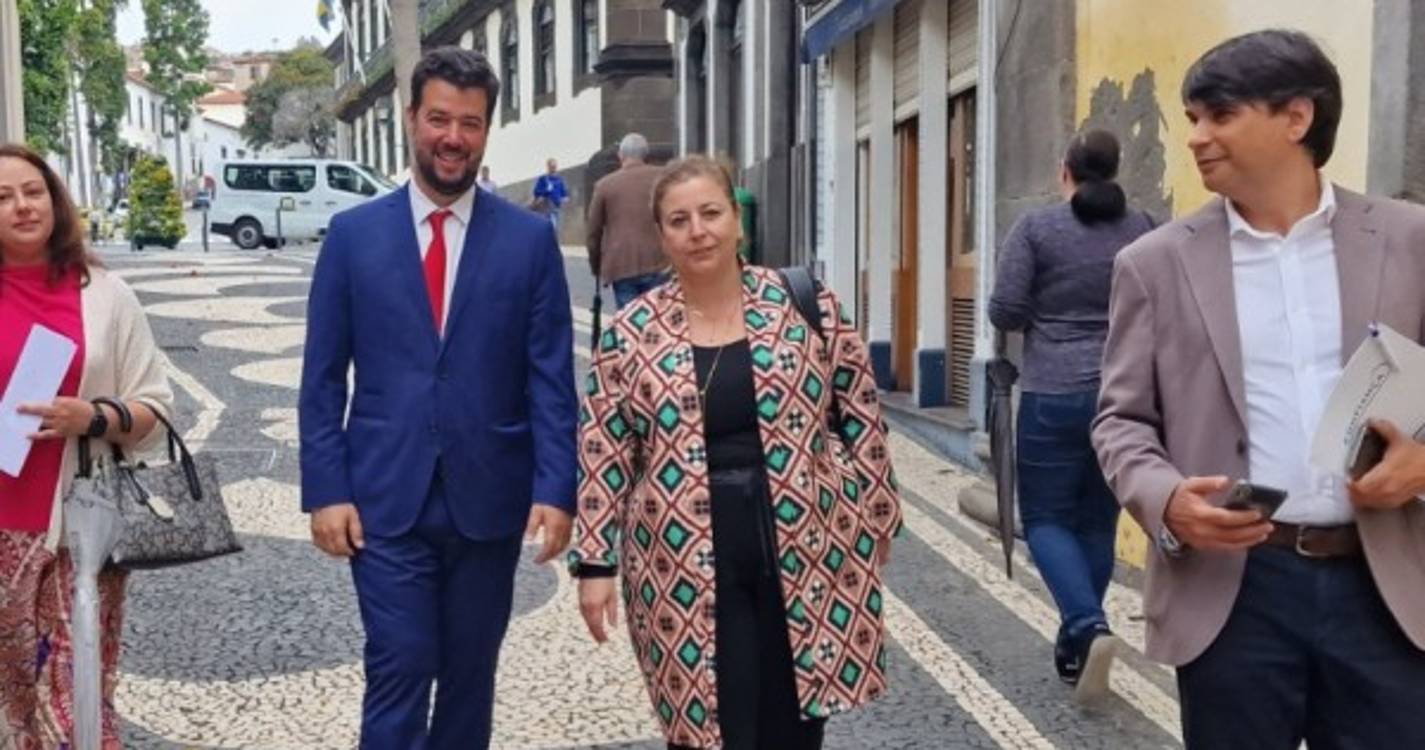 Confiança pede "resolução urgente" na atribuição de manuais escolares