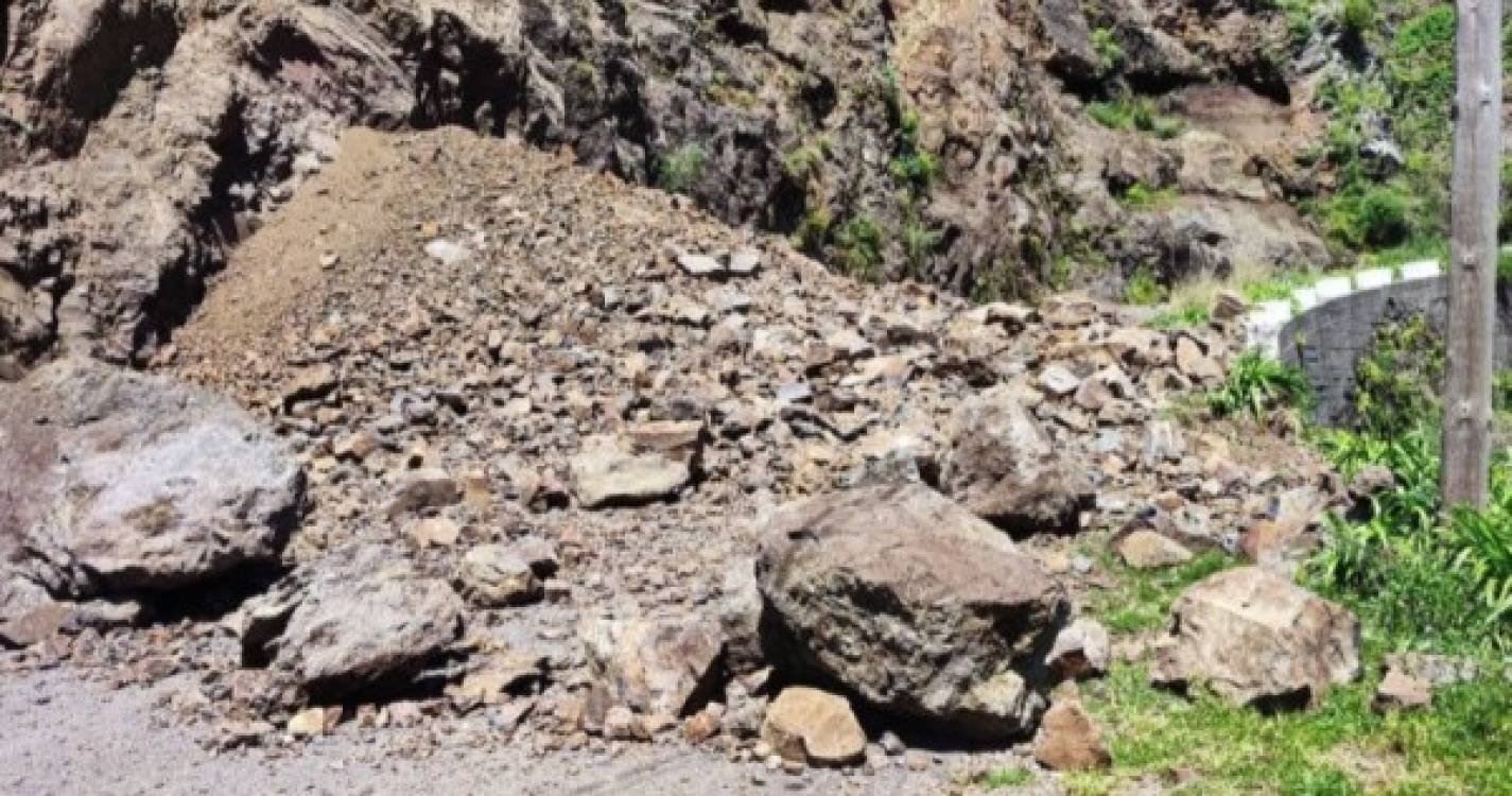 Derrocada encerra estrada regional que liga a Serra de Água à Encumeada