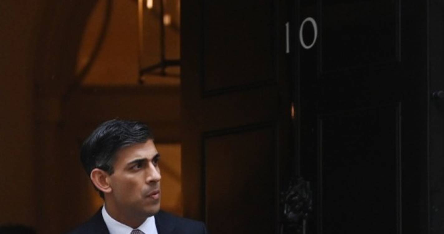 Migrações: Governo britânico quer transferir imigrantes ilegais de hotéis para bases militares