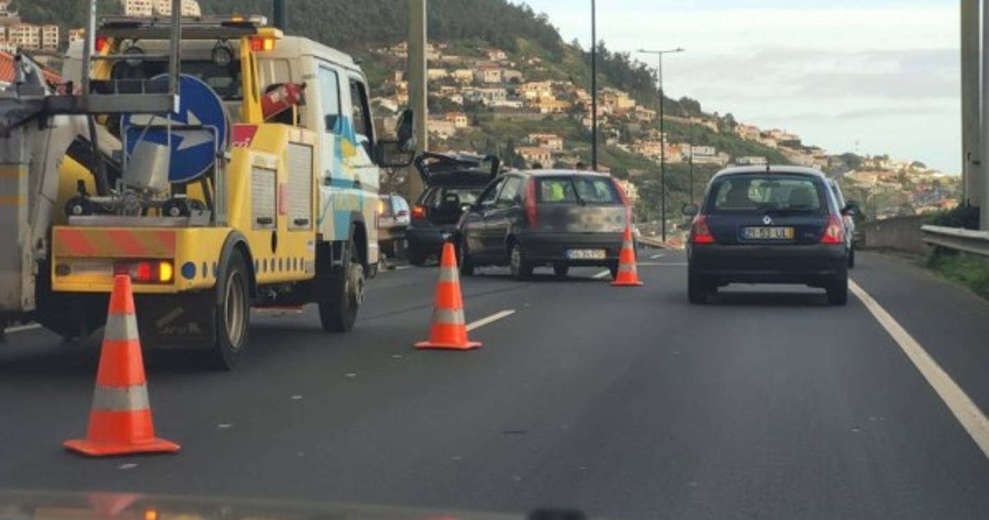 Acidente na via rápida provoca danos materiais e congestiona trânsito