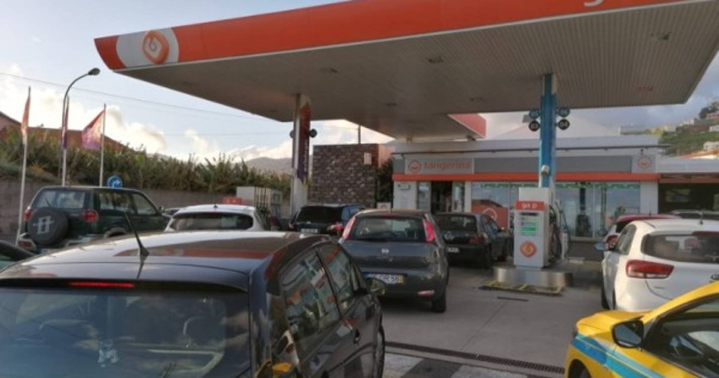 Filas de carros nas bombas de gasolina no Funchal
