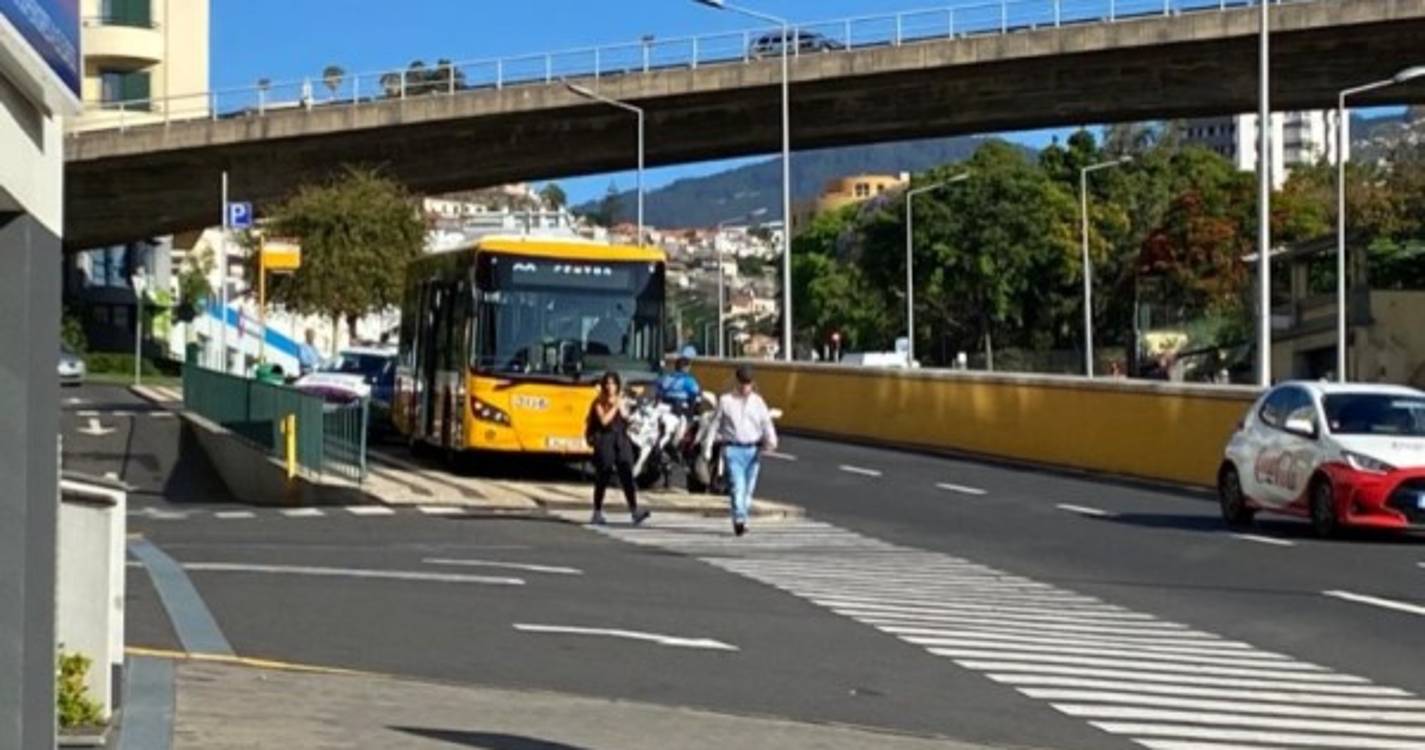 Autocarro e veículo ligeiro colidiram na Rua 5 de Outubro