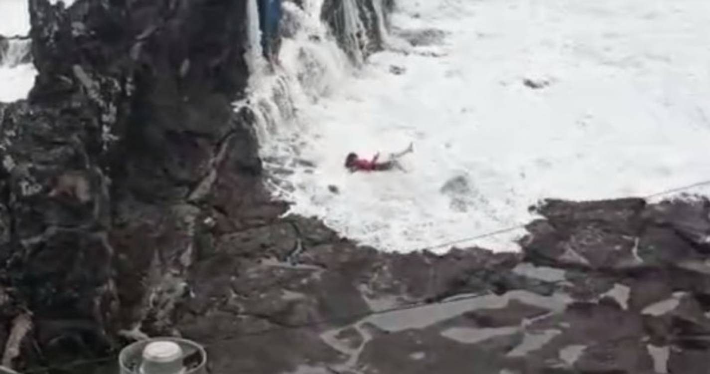 Turista ignora perigo na praia em Câmara de Lobos e acaba no hospital (com vídeo)