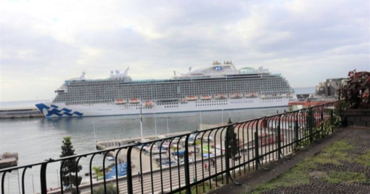 &#34;Enchanted Princess&#34; traz 4.379 pessoas ao Porto do Funchal