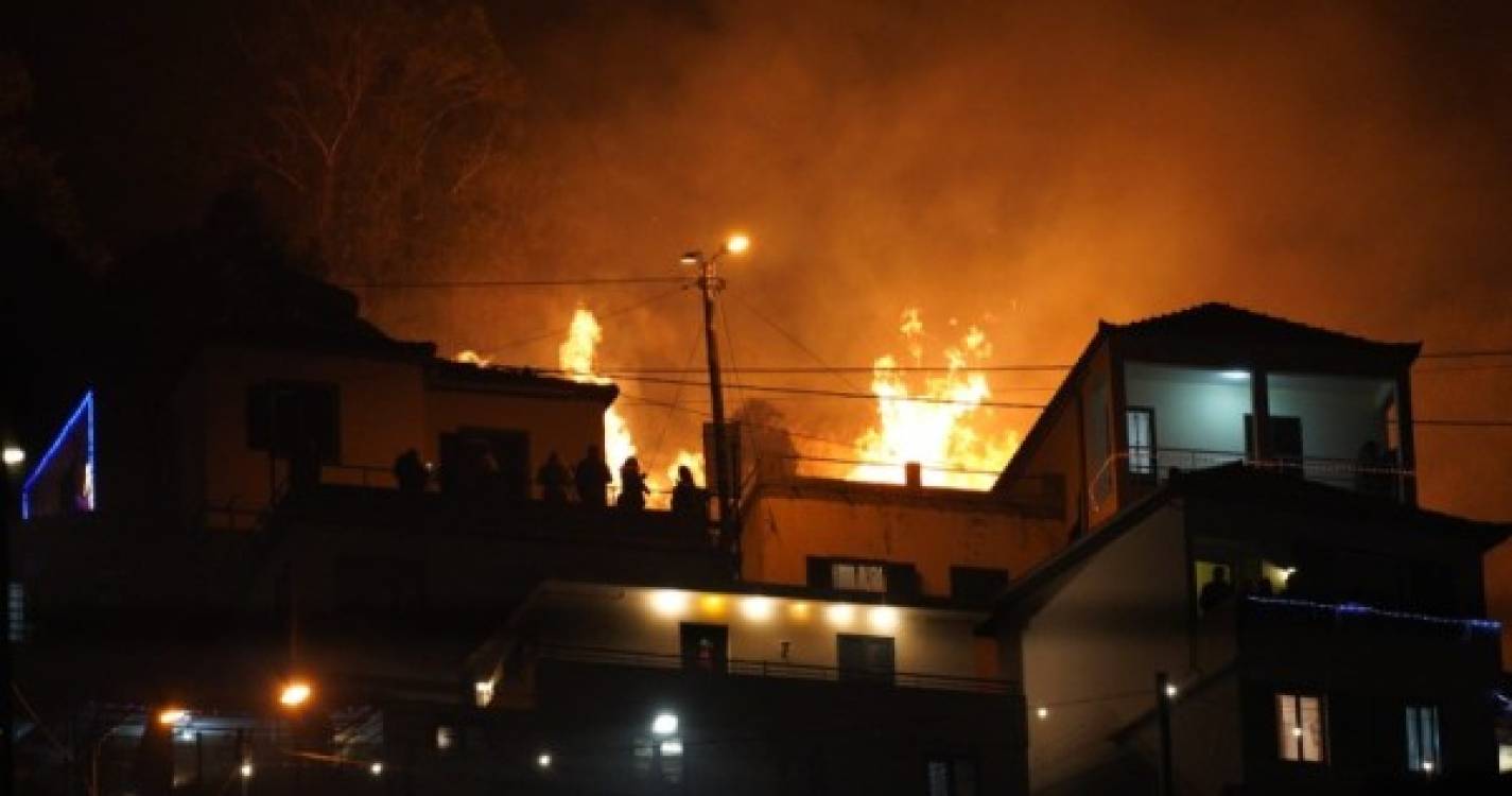 Incêndio consumiu zona de mato nas Neves depois do fogo de artifício (com vídeo)
