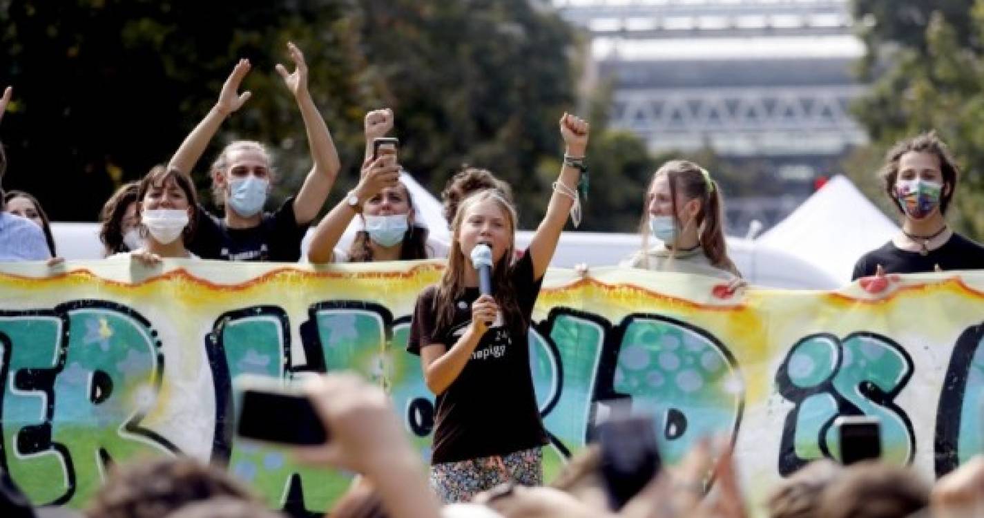 Jovens ativistas marcham no centro de Milão para exigir ação climática urgente
