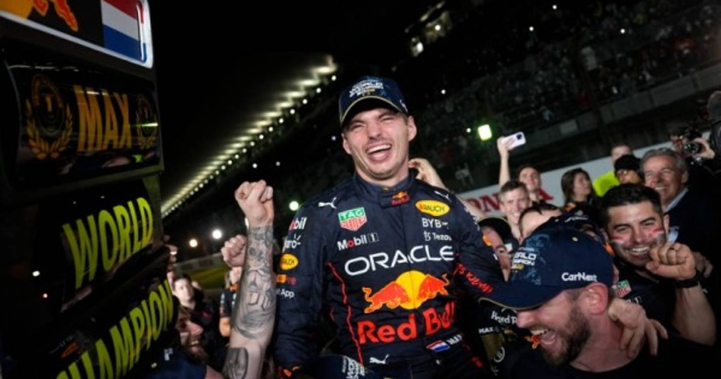 Max Verstappen destaca título "bonito em época especial"