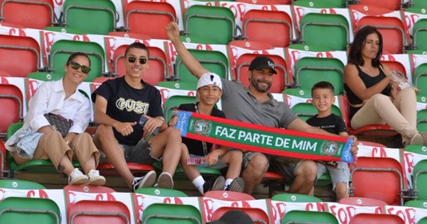 'Caldeirão' começa a compor-se para o duelo do Marítimo contra o Paços de Ferreira (com fotos)