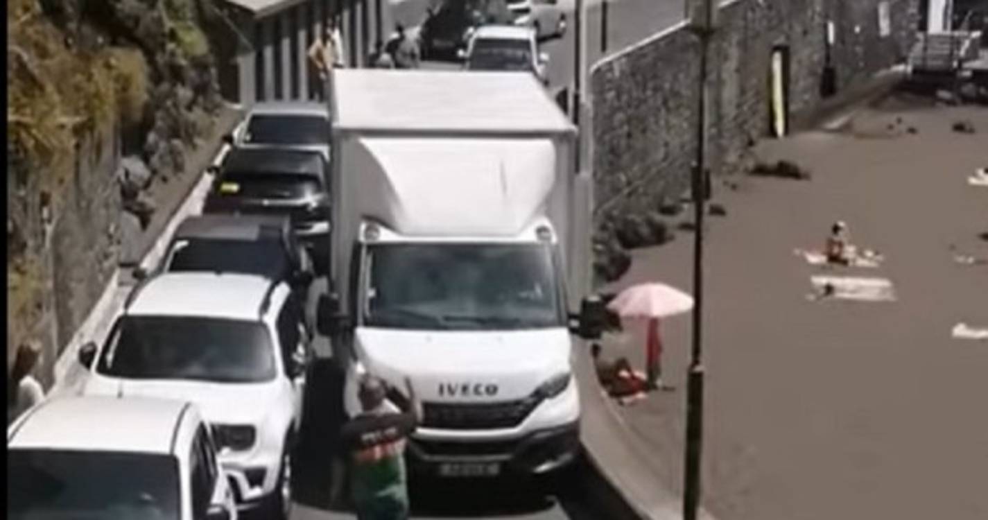 Viatura mal estacionada no acesso à praia do Seixal atrapalha o trânsito (com vídeo)