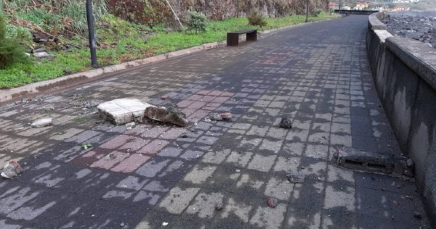Blocos de cimento foram bater à promenade de São Vicente