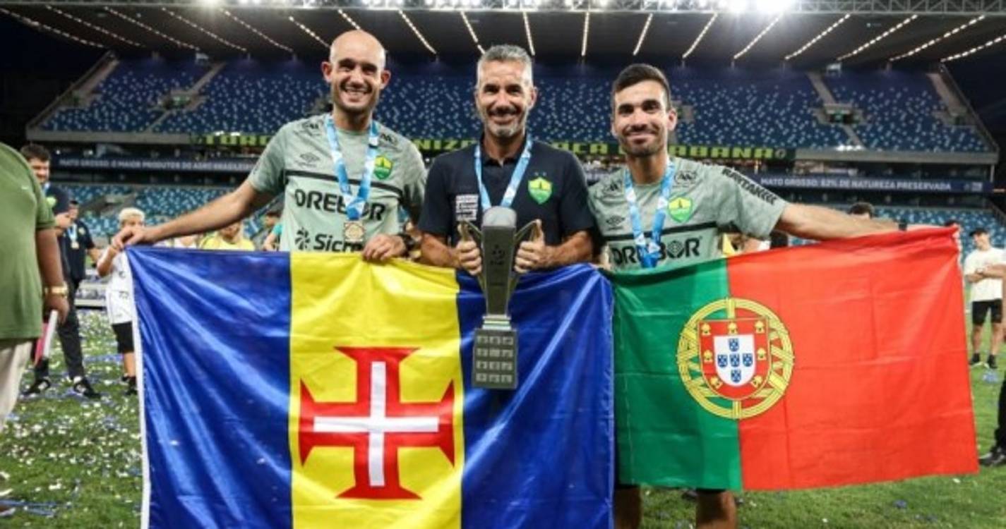 Madeirenses ostentam bandeira da Região após conquista de troféu no Brasil
