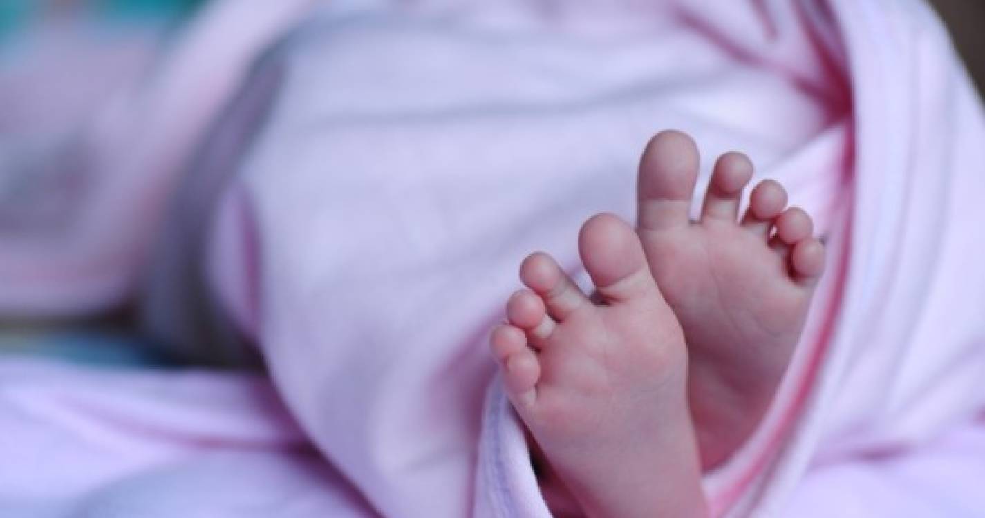Bebé recém-nascido encontrado sozinho em prédio no Cacém