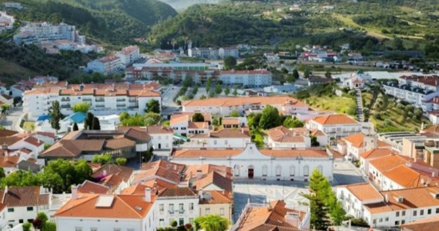 Violência doméstica: Prisão preventiva para suspeito de reincidência em Porto de Mós