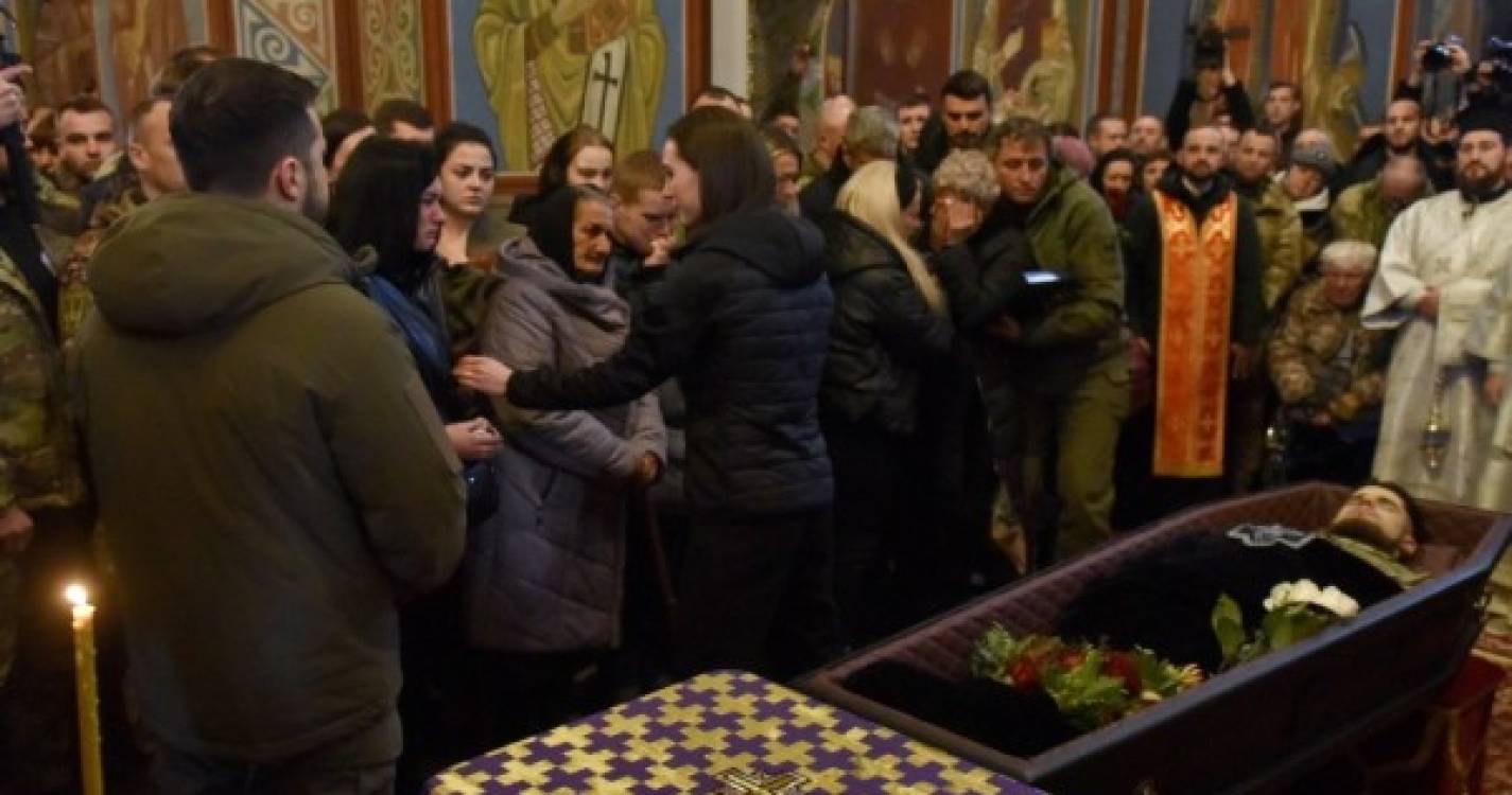 Ucrânia: PM finlandesa e Zelensky assistem a velório de soldado morto em Bakhmut