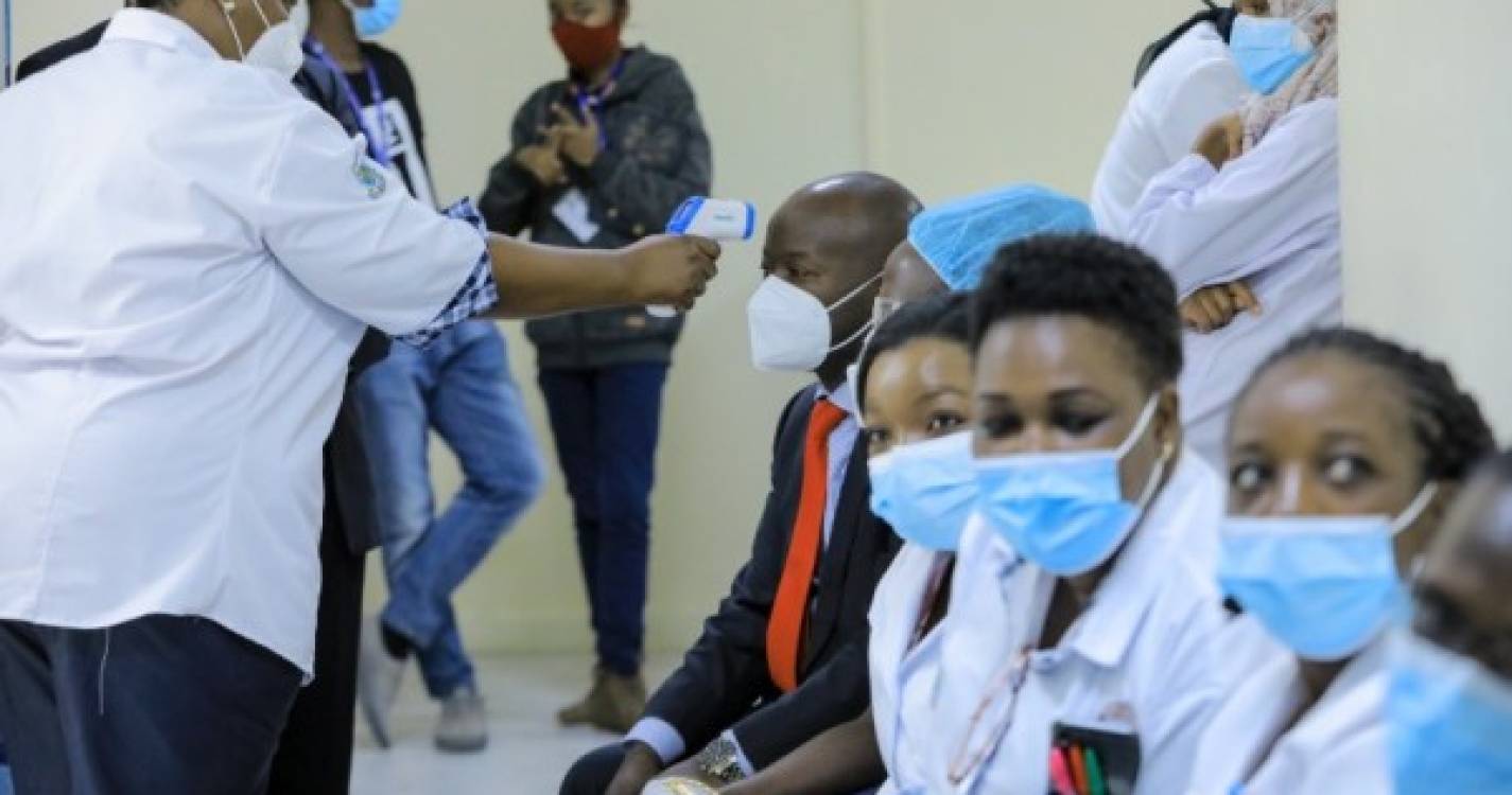 Covid-19: África do Sul ultrapassa três milhões de infeções