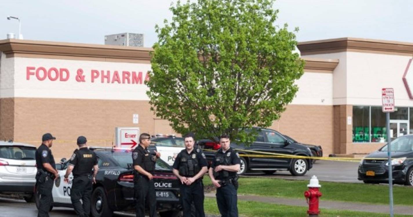 Cerimónia de homenagem às vítimas do tiroteio de Buffalo torna-se grito contra o racismo