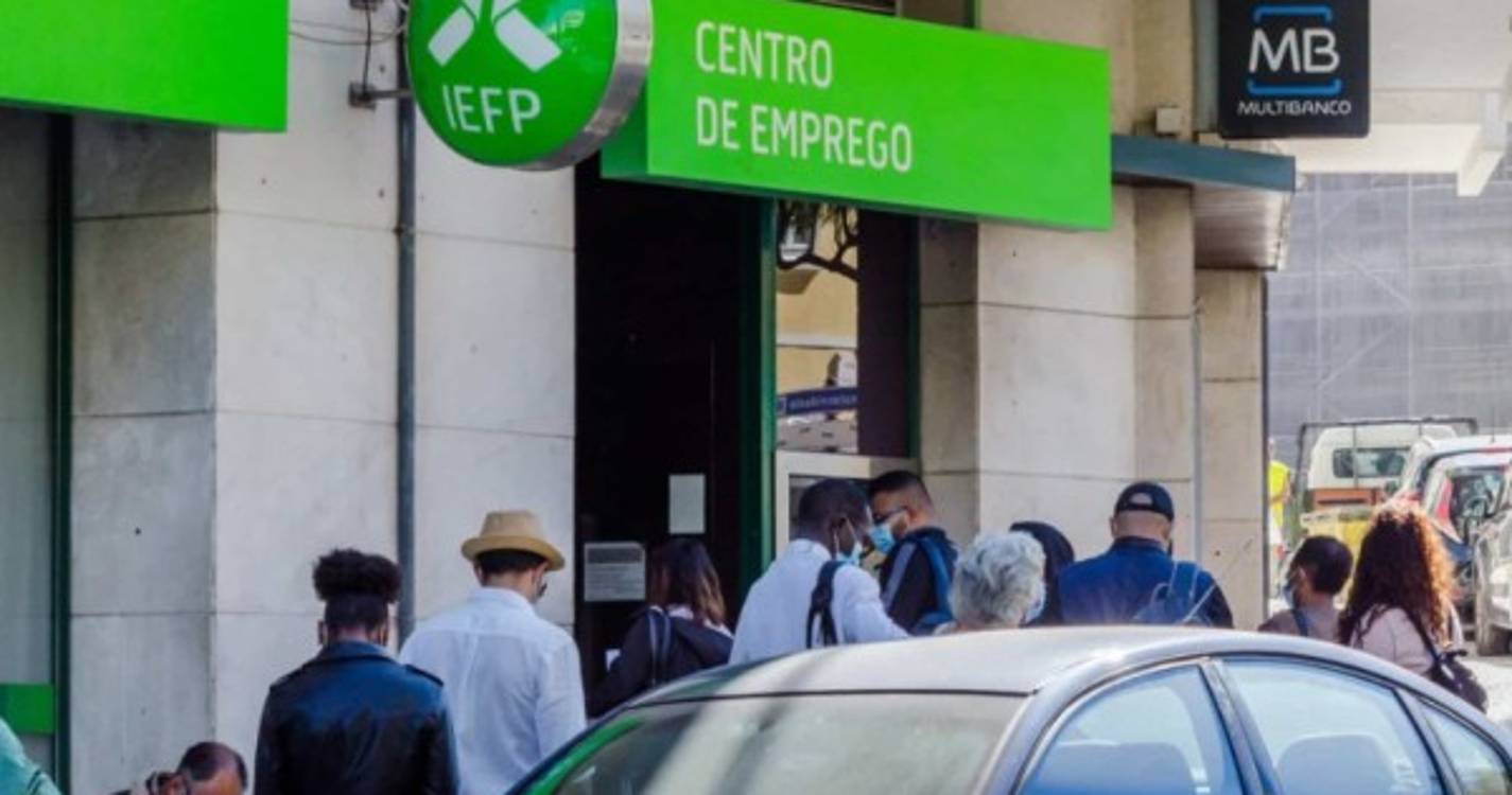 Número de inscritos nos centros de emprego recua 25,3% em junho
