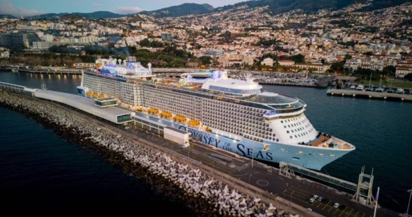 Imagens de drone mostram estreia de navio cruzeiro no Funchal