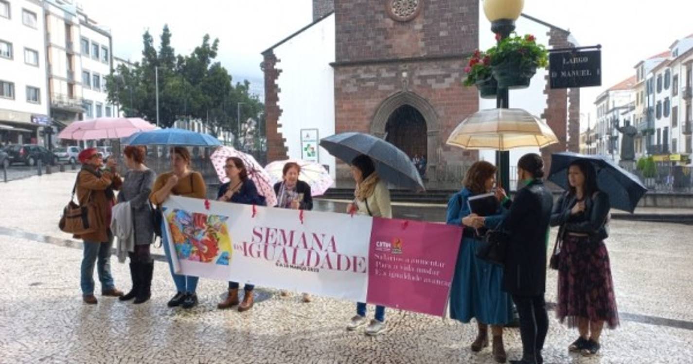 Mulheres manifestam-se contra a opressão (com fotos)