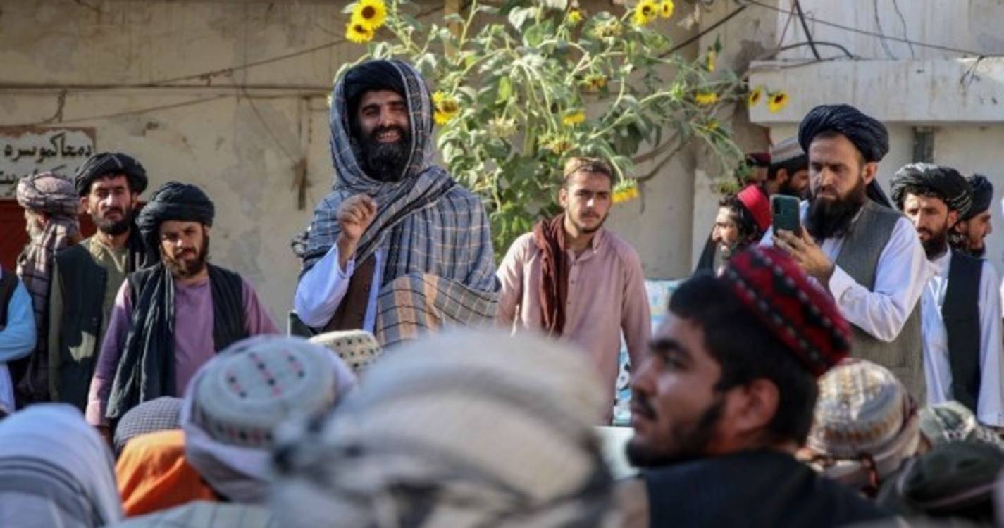 Talibãs garantem que vão permitir voos civis após 31 de agosto