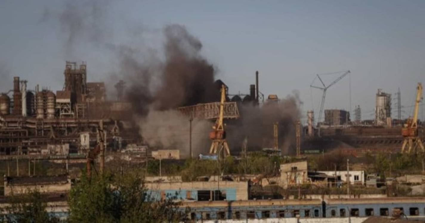 Ucrânia: Forças russas atacam novamente complexo siderúrgico de Azovstal