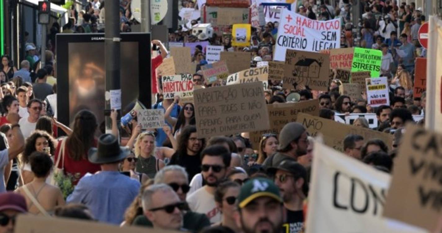 Habitação: Pelo menos oito mil manifestantes preenchem rua de Santa Catarina no Porto (com fotos)