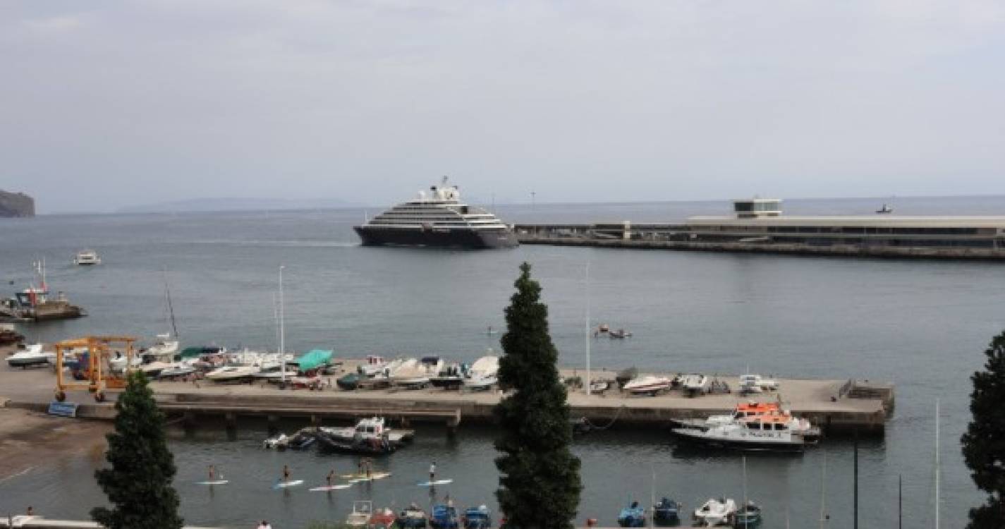 Depois do Funchal, navio 'Scenic Eclipse' ruma ao Porto Santo