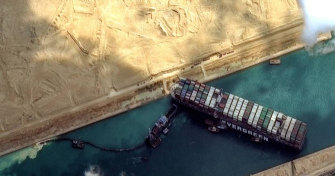 Egito prevê "três dias e meio" para descongestionar tráfego no Canal do Suez