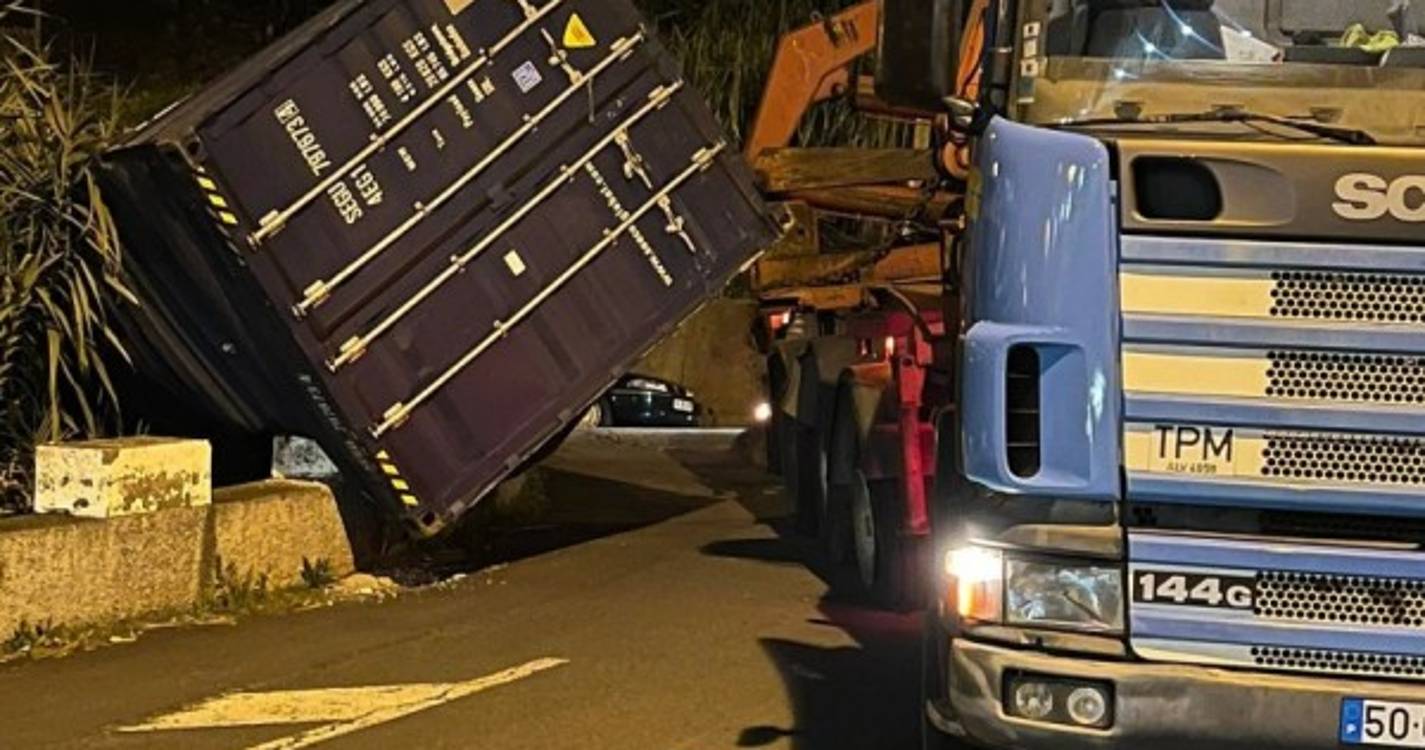 Contentor caiu de camião no Campanário