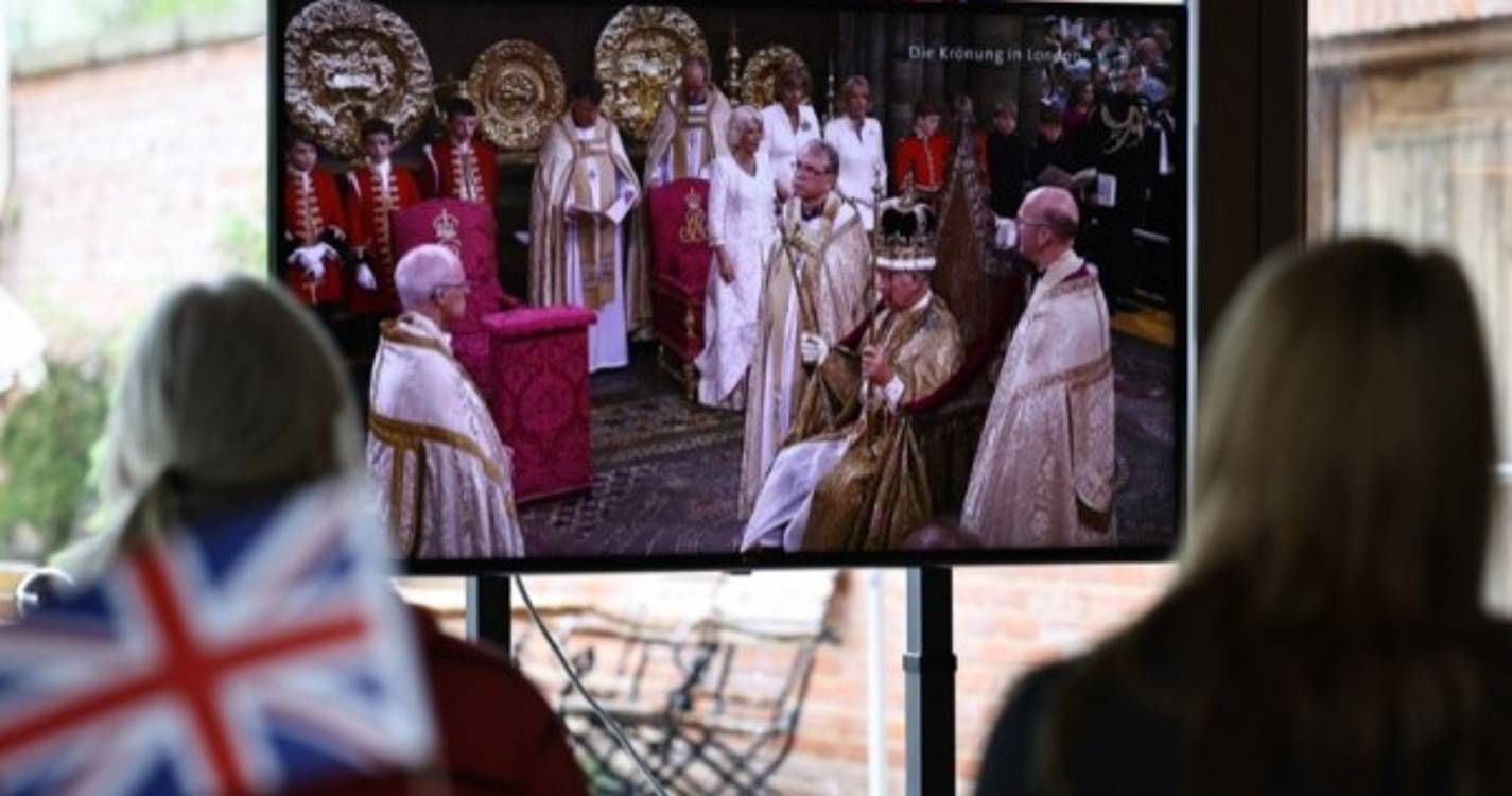 Veja o momento da coroação de Carlos III