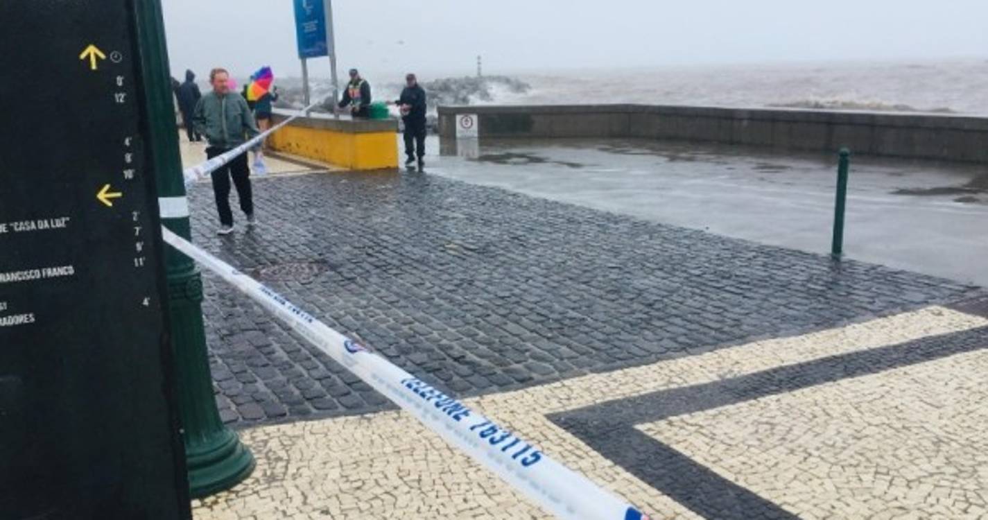Foz das ribeiras junto à Praça da Autonomia encerrada