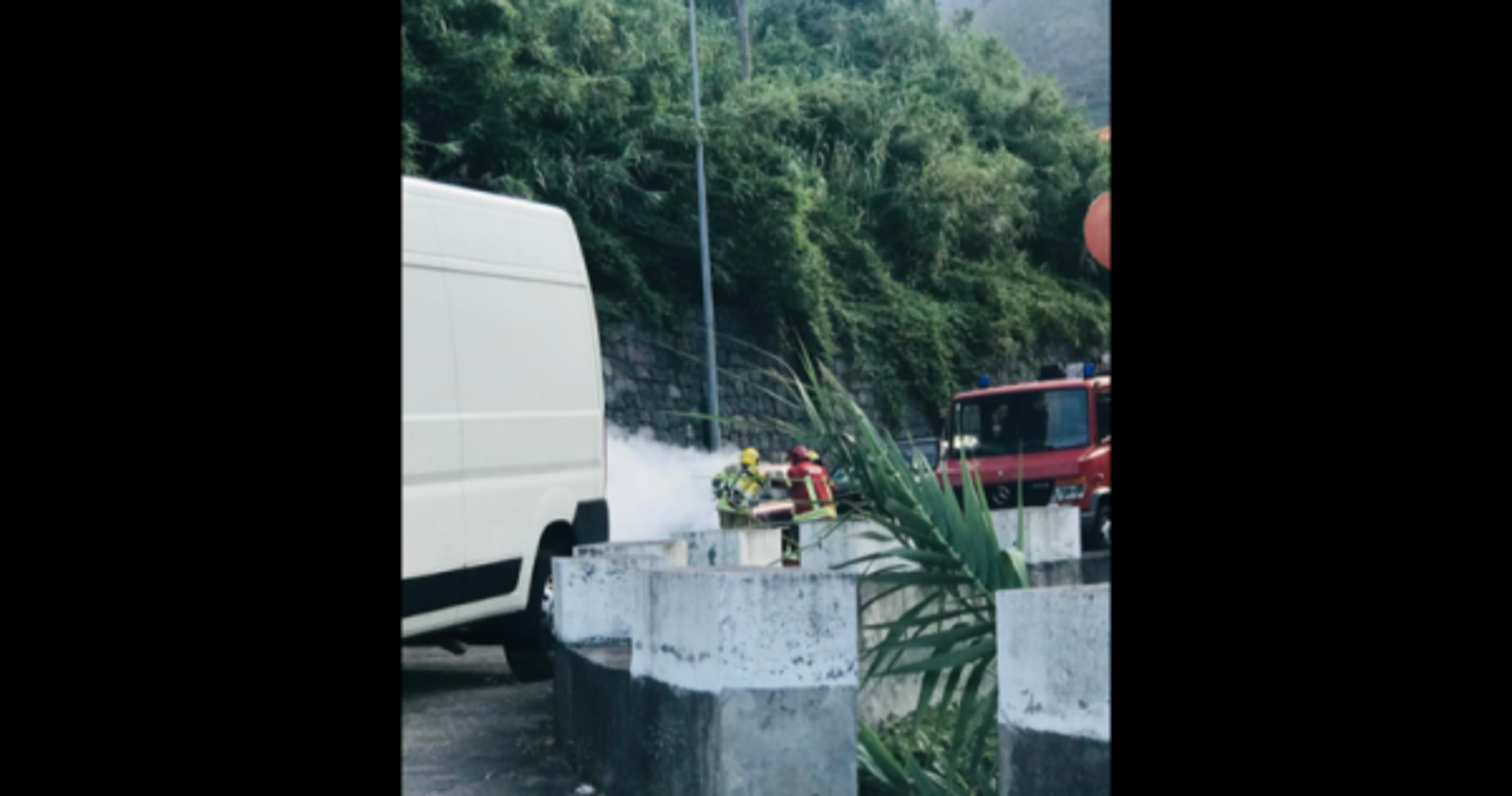 Viatura em chamas na Ribeira Brava mobiliza bombeiros