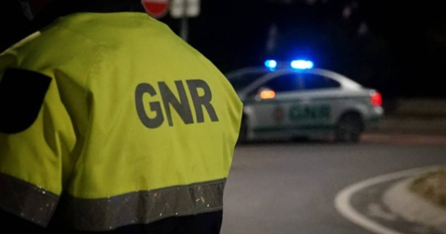 Homem em fuga detido após viatura em que seguia embater em carro da GNR no Porto
