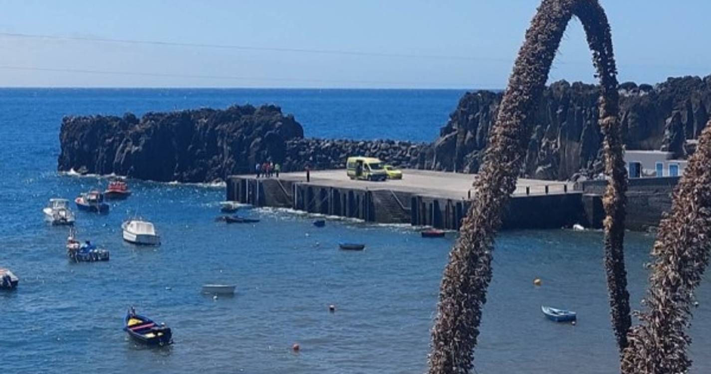 Indivíduo a boiar no mar de Câmara de Lobos recolhido pelo ISN está a ser reanimado no salva-vidas